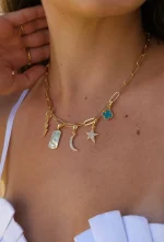 Pingente de Placa de Lua Cravejada no Ouro, com microzircônias cristais e acabamento luxuoso