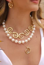 Colar Dillan Caracol em banho de ouro 18K, com design orgânico sofisticado e elegante.