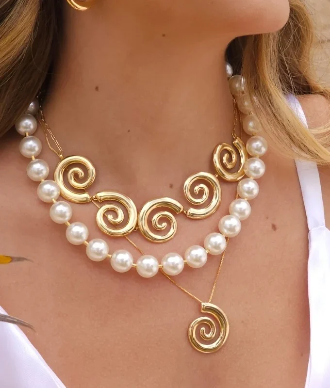 Colar Dillan Caracol em banho de ouro 18K, com design orgânico sofisticado e elegante.